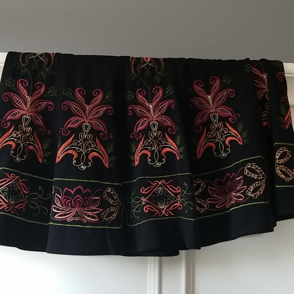 Gorgeous perfect for fall full skirt